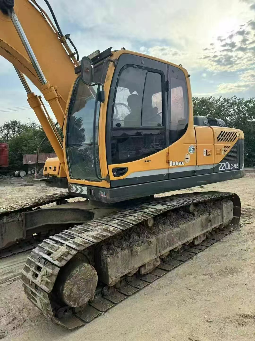 حفّارة هيونداي R220-9S عام 2013