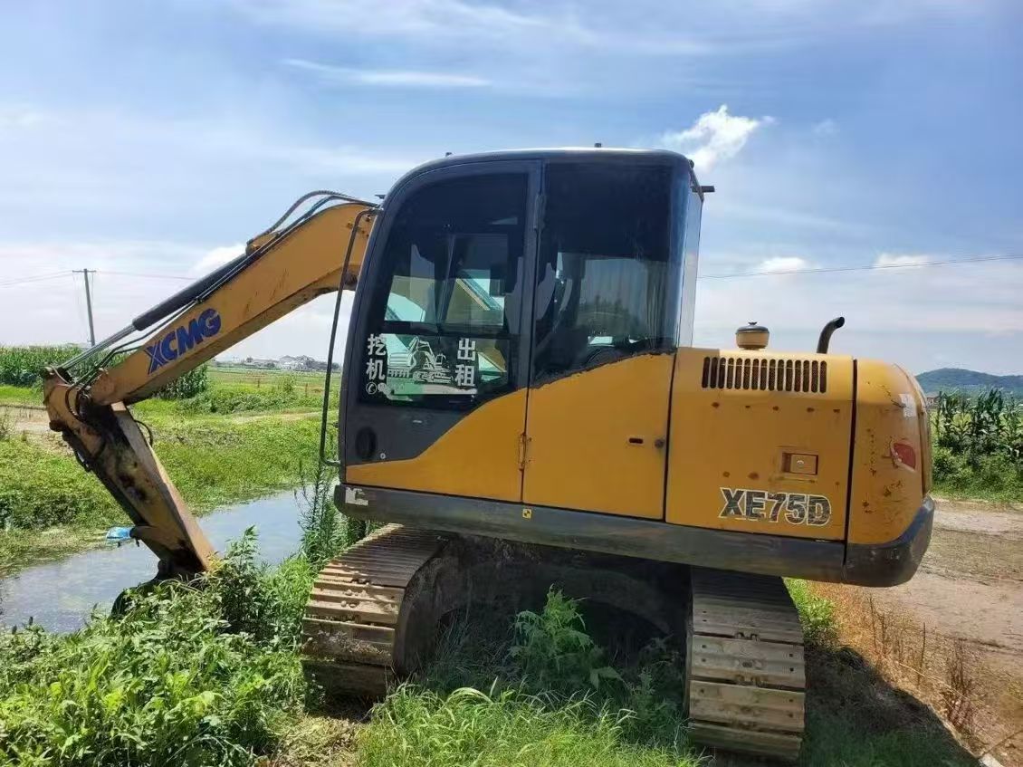 حفّارة XCMG XE75D لعام 2017