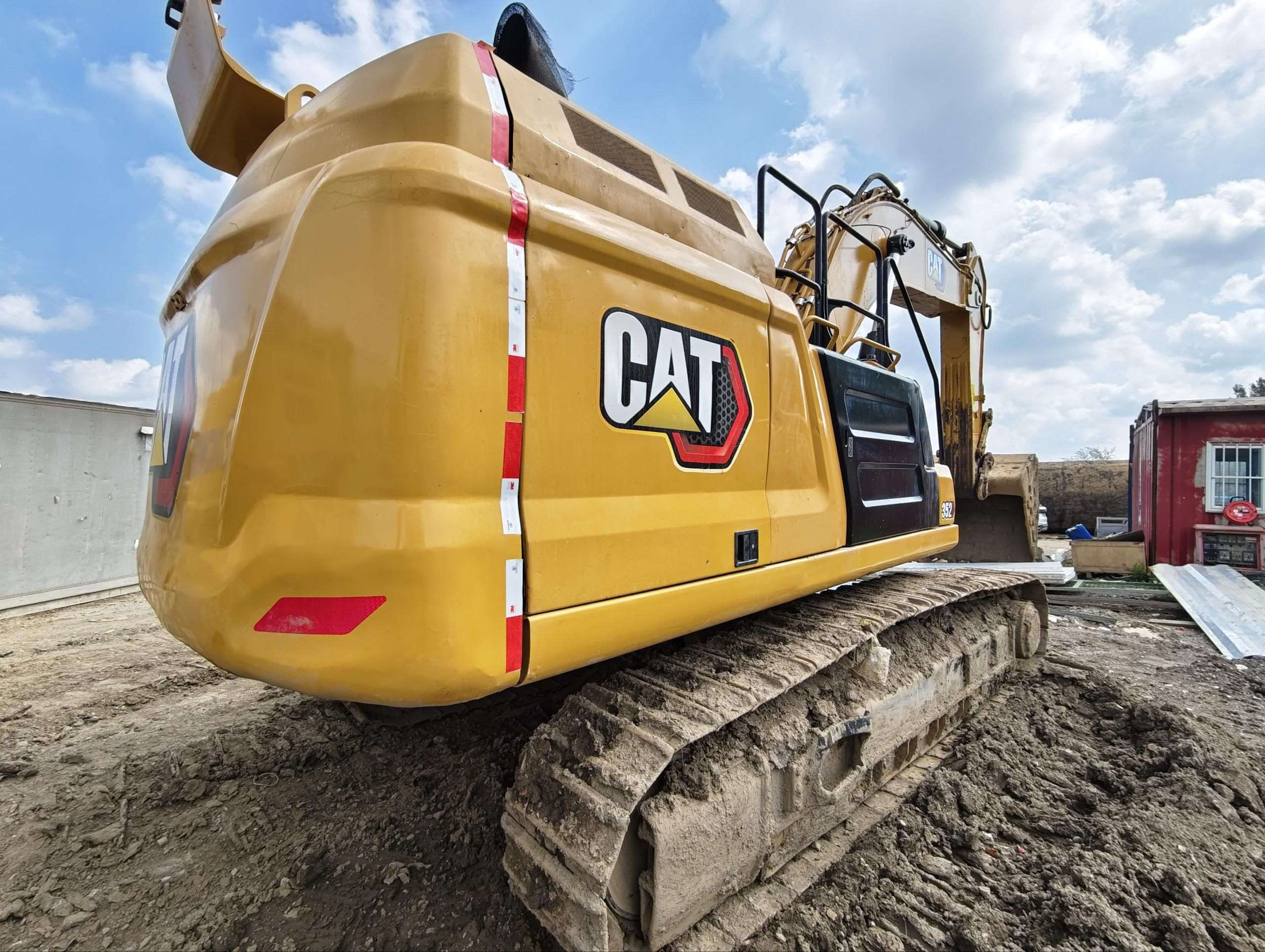 2022 year CAT 352 excavator